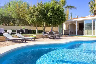 Image de Maison de vacances privée avec Wifi, piscine privée, climatisation, Tv, patio, parking
