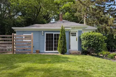 Image de Weymouth Hill Station. Hillside cottage retreat with water views