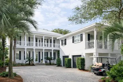 Image de The Pink Pearl: Luxury, Gated, 200 Yards to Sand, 7+ Bedroom, Golf Cart & Bikes