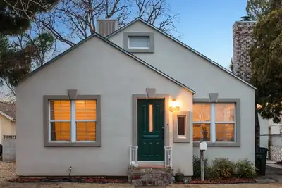 Image de Sage Cottage: Cozy & Serene/ Sleeps 6 / Huge Yard!