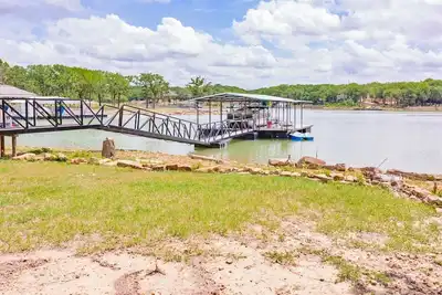 Image de Family lake front home with dock, kayak, outdoor kitchen and more