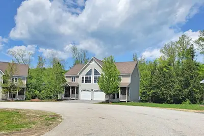 Image de Open concept, Ac/Fp, wood & mtn views, deck, garage, pool. F115a by Lrs