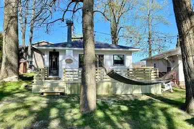 Image de Ptoobies Place- waterfront cottage with boat dock & New deck!