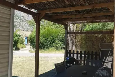 Image de Mobil home proche du lac avec vue sur les montagne.