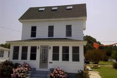 Image de Bunting House - Waterfront  w/ Shared Dock - Close to town. Pet friendly.