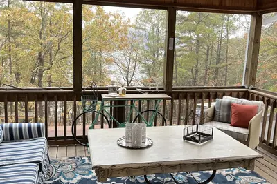 Image de 4-bedroom vacation home Lake Front with a Hot Tub Bunk House