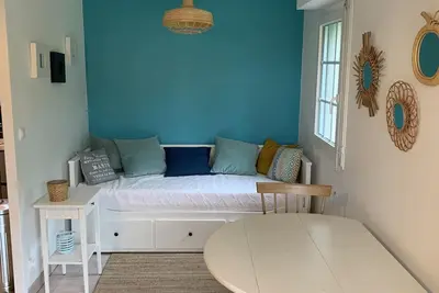 Image de Appartement avec jardin et piscine, proche plage et centre ville!