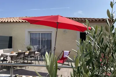 Image de 15 mn Pézenas, maison confort 4* avec terrasse ensoleillée et parking privatifs.