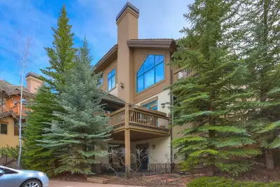 Image de 4br Plus Den Platinum Townhome, Walk to lift by RedAwning