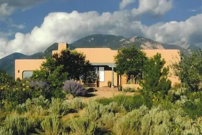 Image de Sweeping panoramic mountain views, expansive adobe privacy wall system