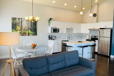 Image de Right off Main Street, near delicious bakeries and more. 10 minute walk to beach!