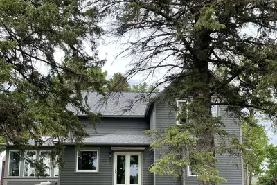 Image de Large farmhouse with 80 acres of native prairie.