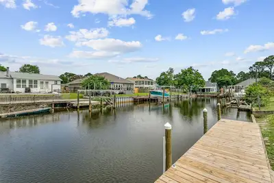 Image de Cozy Octagon Bungalow, Sleeps 6, 15 mins to Beach