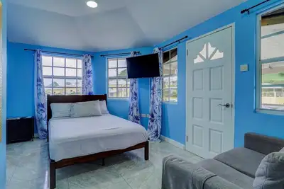 Image de Quaint one bedroom unit steps away from beach access