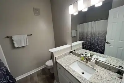 Image de Luxury, New Stylish, Condo Downtown!