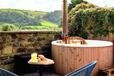 Image de Luxury heated Yurt with Hot tub - 5 mins from beach