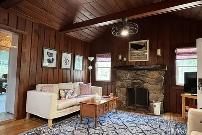 Image de Knotty Pine by the Shoreline