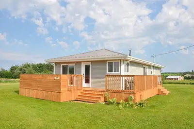 Image de Renovated family cottage; walk to amazing beach, short drive to golf & town