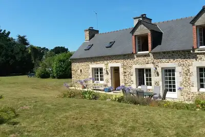 Image de Maison bretonne typique en pierre de taille près des plages