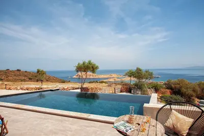 Image de Villa Bianca, sur les hauteurs de l'Ile-Rousse, avec vue mer et piscine à débordement