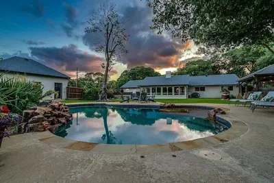 Image de Pool, Hot Tub, Veranda, 1 Acre w/ mature Tree’s