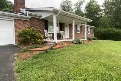Vacation rental in quiet neighborhood 6 miles to Lake Cumberland!