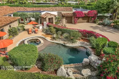Image de Spectacular 1/2 Acre Gated Estate In The Historic Movie Colony!