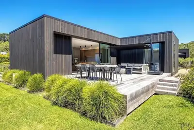 Image de 2 min walk to the glorious white sands of Onetangi beach