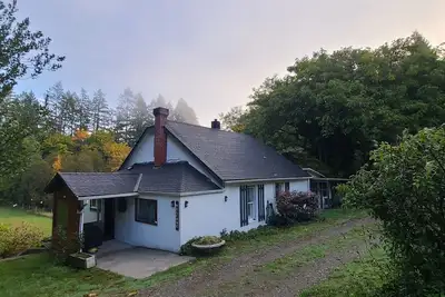 Image de 100 year old Farm Cottage. Minutes from the beach!