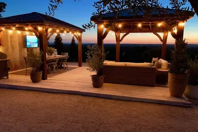 Image de Views Views Views! Farmhouse with 6 acres of privacy & great outdoor space.