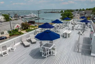Image de Penthouse with Private Roofdeck on Plymouth Harbor