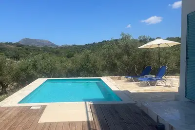 Image de Face a la mer, au calme, piscine privée dans un ecrin d'oliviers
