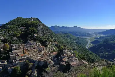 Image de F3 calme jardin avec vue sur le village