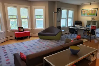 Image de Sunny spacious condo overlooking Brookline Reservoir-- 15 minute walk to Us Open