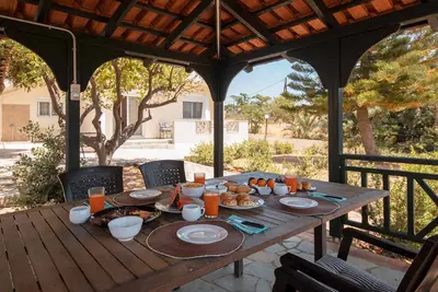 Image de Spacious House With Garden Next To The Beach: Villa Melenia