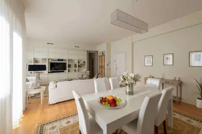 Image de Luxury apartment in the center and near the sea