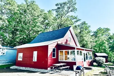 Image de Lakefront Heritage Cabin on Lake Victoria – Steps from the Water!