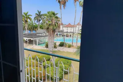 Image de Romantic condo with private beach and pool
