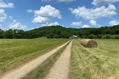 Image de Rustic Tennessee Farmhouse on 100 acres of land