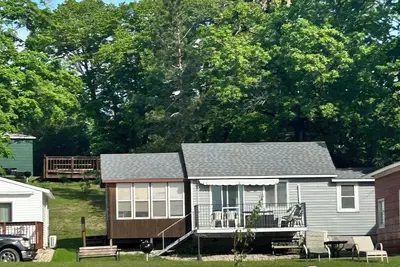 Image de Modern lakeside cabin with panoramic views, deck and  screened porch
