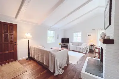 Classic, airy Chatham cottage minutes from beach