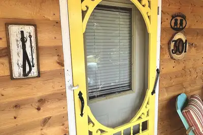 Image de Cozy year round cabin in the woods, walking distance to the lake