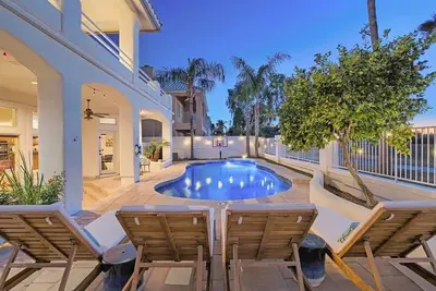 Image de Upscale Arrowhead Retreat + Heated Pool & Golf Course Views!