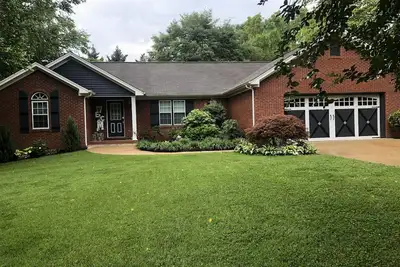 Image de one level brick home with pet friendly fenced back yard, close to Chattanooga