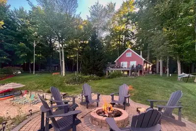 Image de Sandy Beach Chalet with Fire-pit on the Lake