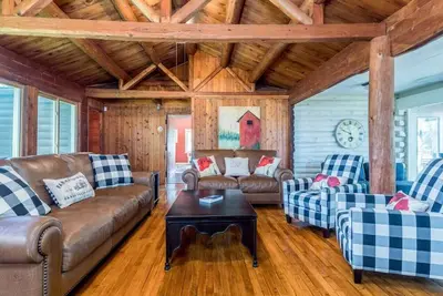 Image de Lakefront Log Cabin Retreat