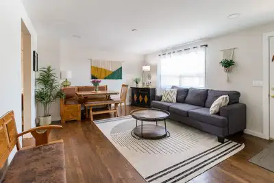 Image de New Lux home w. Cedar Sauna, Yard + Patio w. Fire | Dt 10min | Walk to LightRail