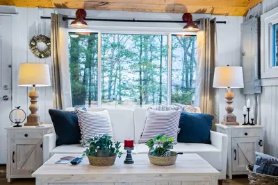 Image de Charming Renovated Cabin with a Cottage vibe. Thus \"The Cabbage\"