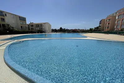 Image de Joli Appartement dans Residence avec immense piscine privée de 1000m2!