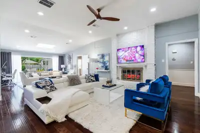 Image de Modern Home with a Firepit, Heated Pool & Spa